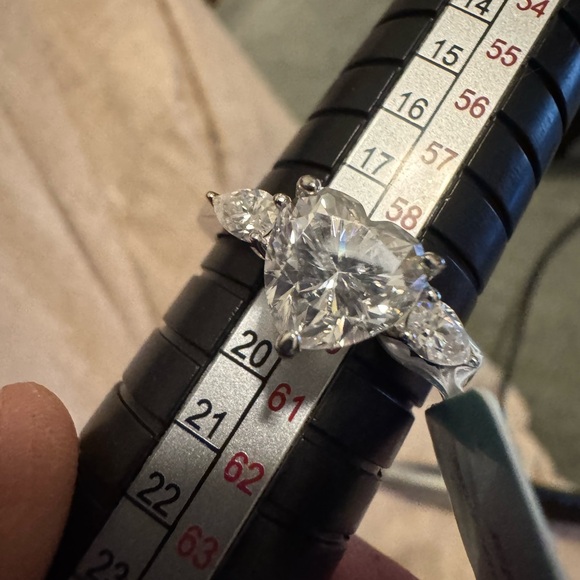 Stunning heart-shaped silver ring moissanite 925. Size a little under 9 - Picture 1 of 16